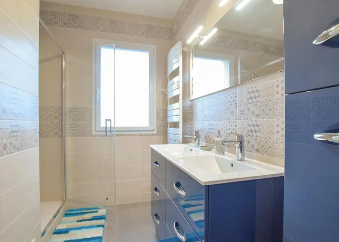 5 Bedroom Beautiful In Carteret *